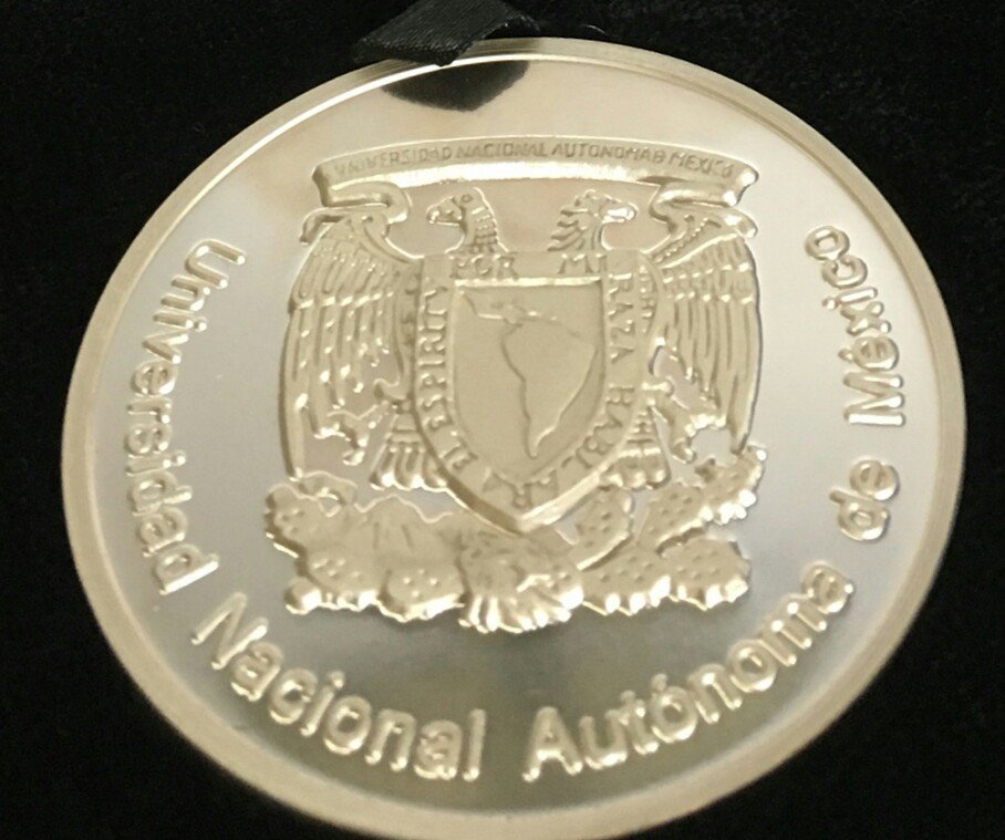 RolandoZapataB's tweet photo. Agradezco enormemente al Dr. Enrique Graue Wiechers el que me haya entregado esta medalla de reconocimiento. La valoro en toda su dimensión por todo lo que representa la @unam_mx, por su esencia, por su pasado, su presente, pero sobre todo por su futuro. https://t.co/WTxf320HYA