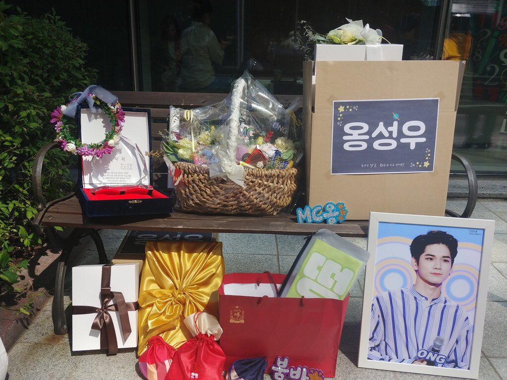 Ong_dalgeul's tweet photo. 180922 쇼 음악중심 도시락 서포트 전달 완료💕

자세한 후기는 곧 올라올 예정입니다😀

#옹성우 #OngSeongWu #쇼음악중심 https://t.co/EwqjmvsQGx