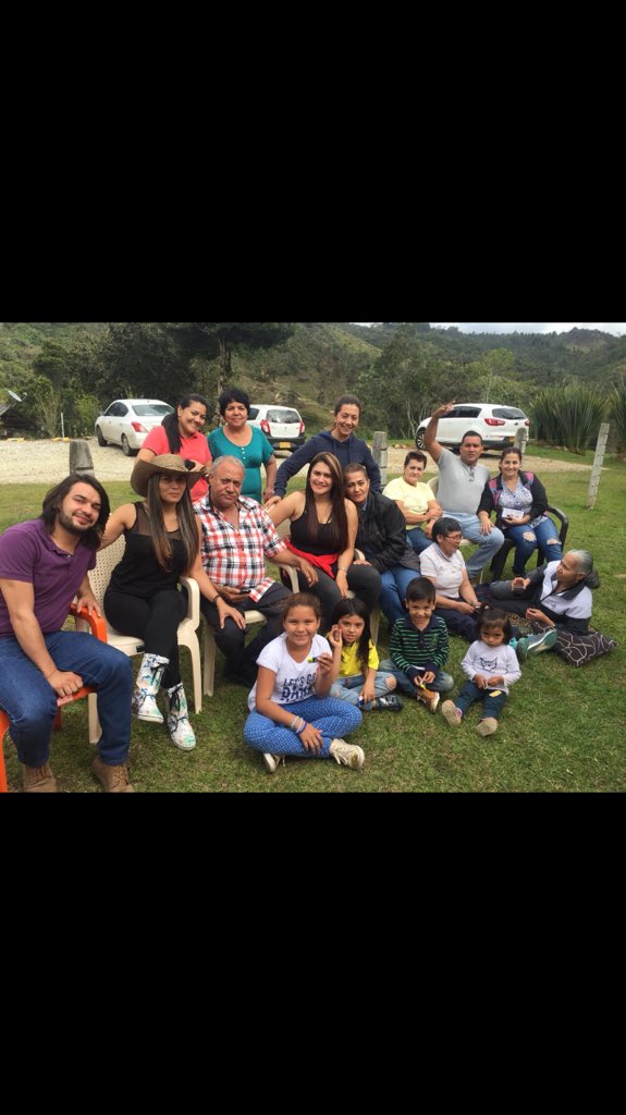 ANGLIKROLDAN's tweet photo. Familia https://t.co/BJlUu97J6l