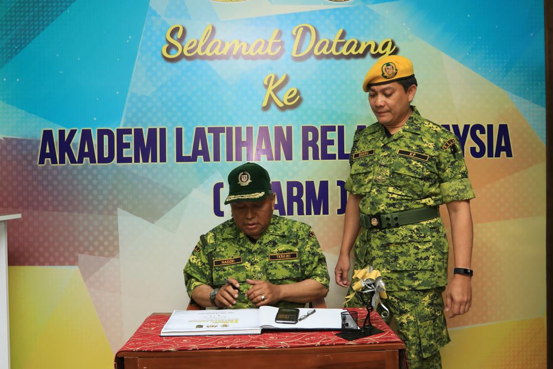 relamalaysia's tweet photo. YB Dato' Mohd @AzisJamman menyaksikan persembahan anggota RELA dalam Majlis Pentauliahan Briged RELASIS Malaysia 2018. Turut hadir DS Nadzri Siron, TKSU(K) KDN dan Datuk Raja Shahrom, Ketua Polis Melaka.
#RELASIS2018
@alwi_ibrahim59
@zulkifliabidin
@Roslannong
@kamarudin_rapig https://t.co/bxr19YIcuK