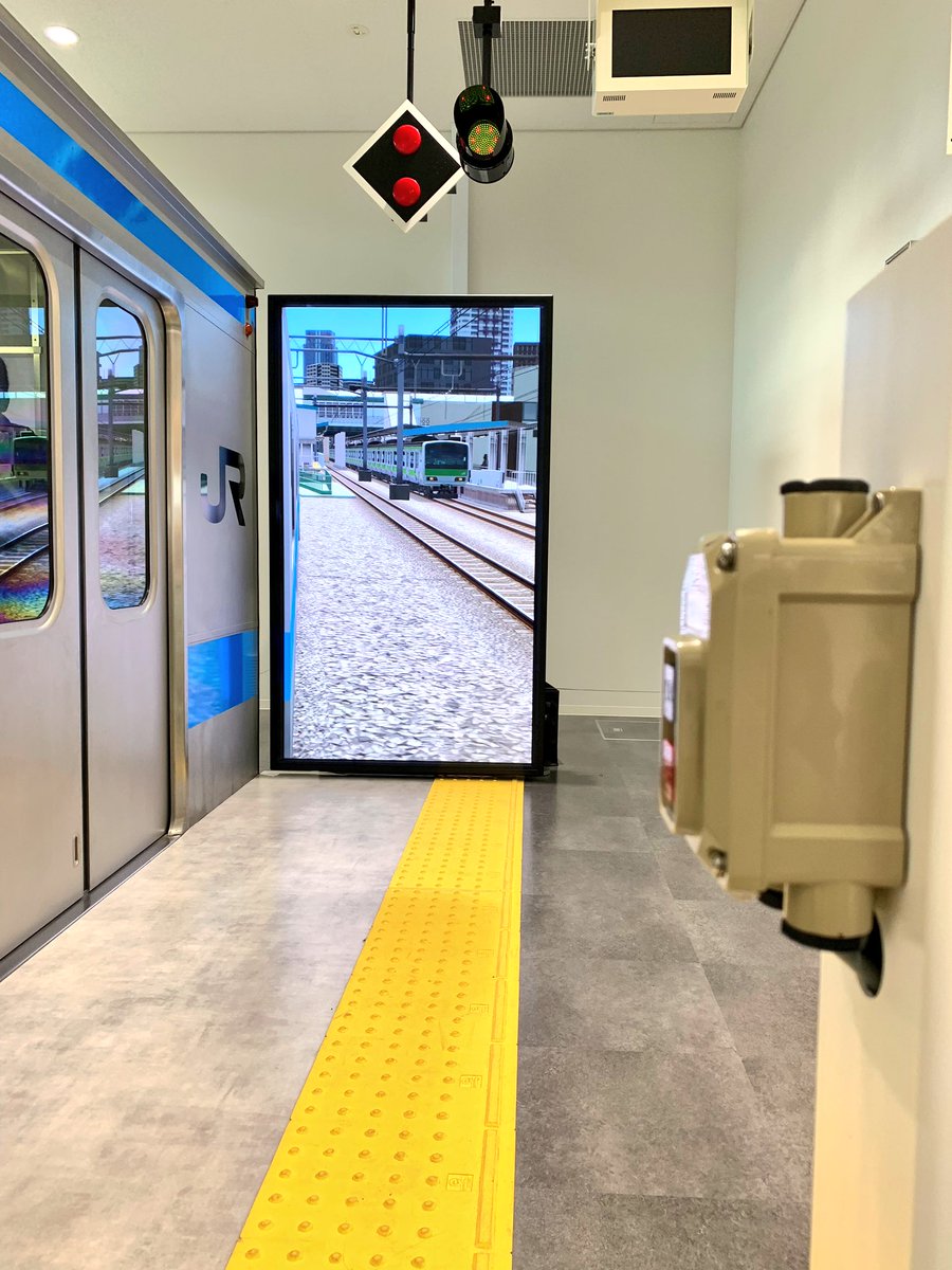 鉄道博物館にいる。 車掌シミュレーターでは例のスイッチ操作も…！