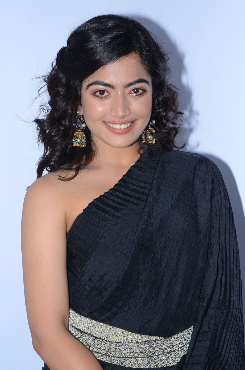 fx16news's tweet photo. #RashmikaMandanna Stills at #DevaDas Audio Launch

@iamnagarjuna @NameisNani @iamRashmika @aakanksha_s30 @SriramAdittya #ANRJayanthi  #DevadasAudioLaunch 
#DevaDasOnSept27th @VyjayanthiFilms @RIAZtheboss https://t.co/DVCXog0xqo