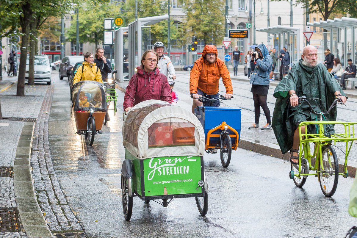 ADFC_MD's tweet photo. Gestern fand natürlich auch in #Magdeburg #parkingday statt. Hat Spaß gemacht mit Tee, Kaffee uns Lastenrädern durch den Regen. https://t.co/Fo5MzJWcJf