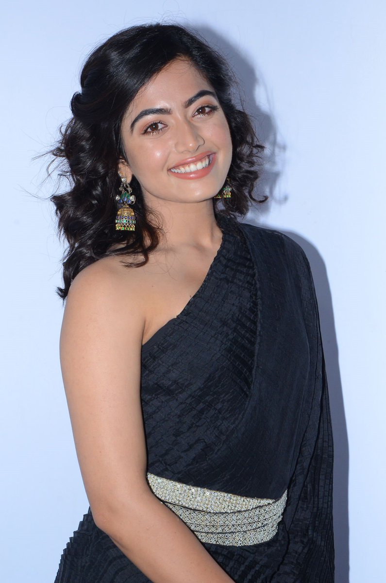 fx16news's tweet photo. #RashmikaMandanna Stills at #DevaDas Audio Launch

@iamnagarjuna @NameisNani @iamRashmika @aakanksha_s30 @SriramAdittya #ANRJayanthi  #DevadasAudioLaunch 
#DevaDasOnSept27th @VyjayanthiFilms @RIAZtheboss https://t.co/DVCXog0xqo