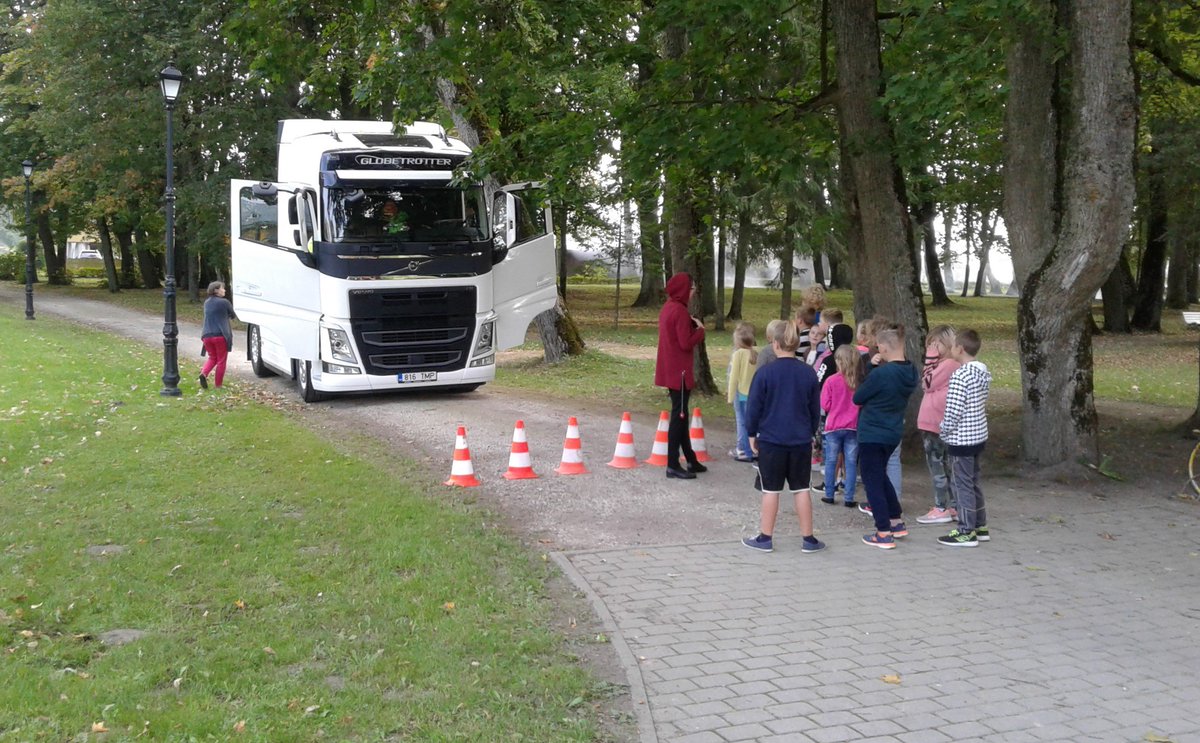Volvo Trucks Estonia külastas sel neljapäeval Palupera kooli. Aitäh Ragnar, Kalle ja kõik tublid õppurid! Tutvu programmiga lähemalt volvotrucks.ee / PEATU VAATA LEHVITA #PeatuVaataLehvita #StopLookWave #NesteEesti #VolvoGroup #TeamVolvoEstonia #WeAreVolvoGroup