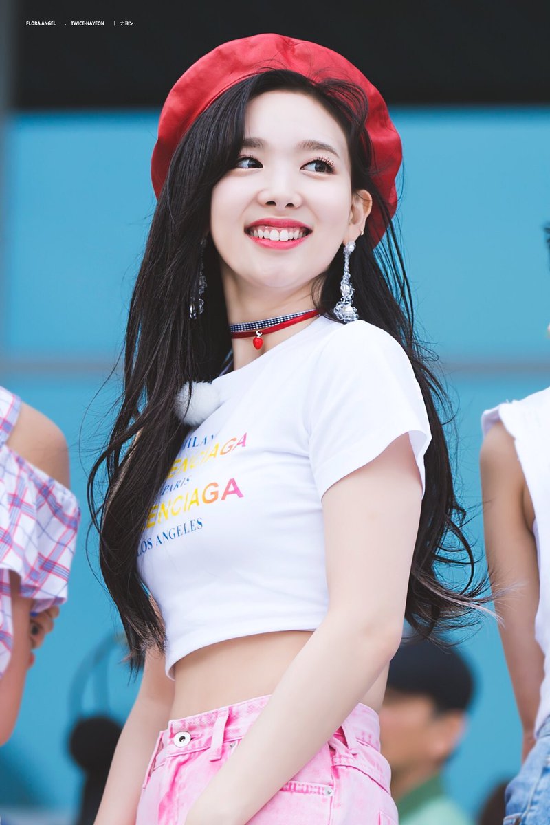 twice_2029's tweet photo. ナヨン姉さん誕生日おめでとう🎂🎉
最年長ながらもメンバーにいじられてるのを見ると本当に愛おしい…🤤💕
#ナヨン誕生祭 https://t.co/FLbSRoNa1J