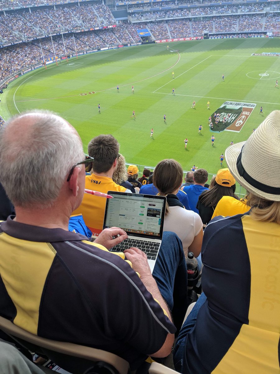 😂😂😂 
#AFLEaglesDees