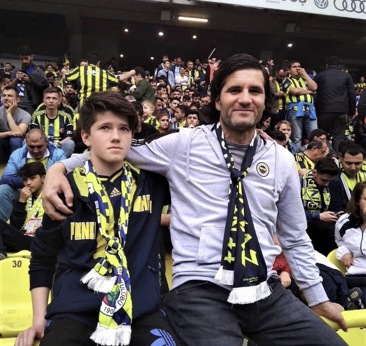 Kahpe düzene yenik düşerek oğluna okul pantolonu alamadığı için intihar eden, oğluna paha biçilemez bir şey olan Fenerbahçe sevgisini miras bırakan merhum İsmail Devrim’e Allahtan rahmet, ailesine sabır ve baş sağlığı diliyoruz. 

RAHAT UYU İSMAİL ABİ OĞLUN BİZLERE EMANET!