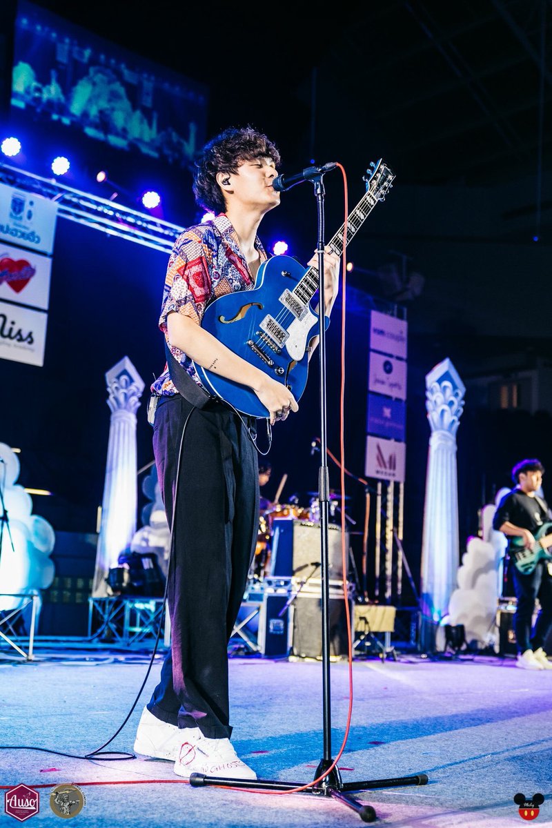 parnyuhoo's tweet photo. • #TheTOYS กับกีตาร์ของเขา 🎸
• ดูสายตานั่นสิ 😍
• ชันขาไมค์ชี้ฟ้า /โฆษณารองเท้าหรอ ได้อยู่ 👟
• Come with me? Yes I do. 🤝

📷FB: #Photobymickymouse 
ยังไม่จบกับเซตเอแบค ช่างภาพหลายคน ดีๆทั้งน้าน 😌🙏 #aufreshy2018 https://t.co/0AoloGgay9