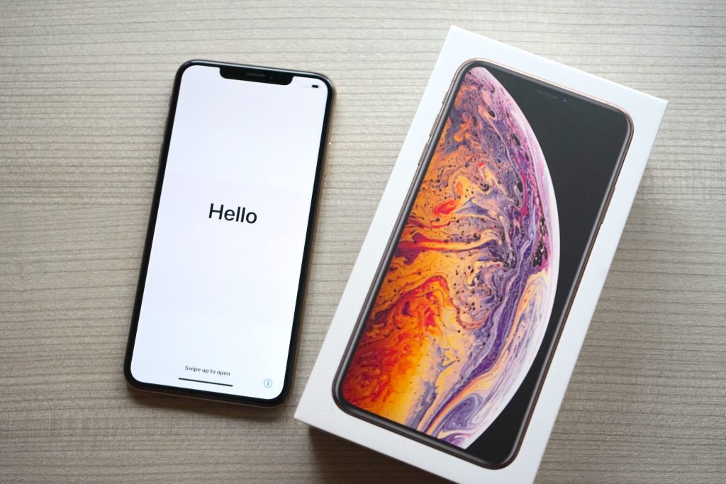 droidsans's tweet photo. แกะกล่อง iPhone Xs Max ยืนยันตามขาาวก่อนหน้าว่าไร้เงา อะแดปเตอร์ Lightning - ช่องเสียบหูฟังกลม 3.5มม, และยังให้หัวชาร์จช้า 5V1A แบตหมดทีรอนานกว่า 3 ชม. ถึงจะเต็ม https://t.co/lzPyspt6eo