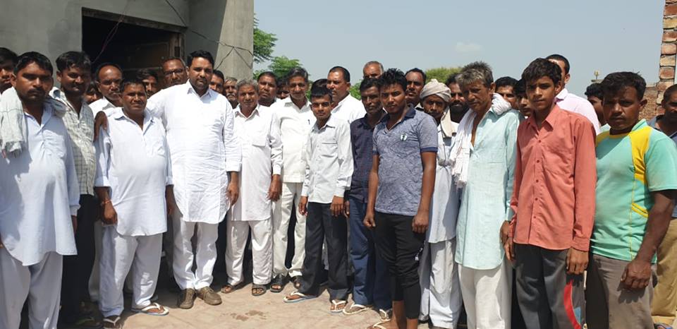 VijenderHoodaYC's tweet photo. Met family members,friends & constituents of #Juglan, #Bichpari village of #Barwala constituency as part of Jansampart Abhiyaan
Pledged to oust @BJP4India govt. & bring back the golden days of #Haryana under @INCIndia led by @BhupinderSHooda & @DeependerSHooda https://t.co/ZBc2h6CCJs