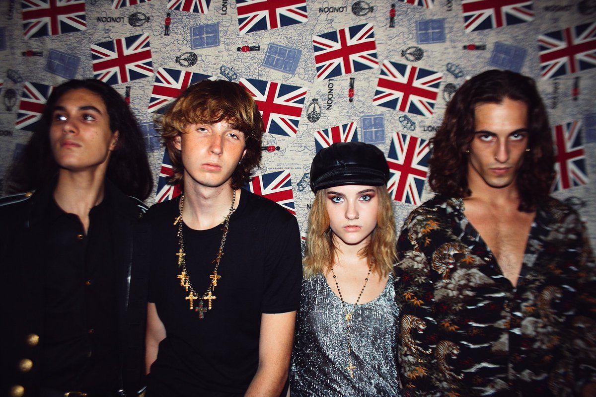 Maneskin_France's tweet photo. |ENG/FR| 20.09.18 

🌙: Midnight. The doors to the new world are opening up. #BackHome

🌙: Minuit. Les portes du nouveau monde s'ouvrent. #TornaACasa https://t.co/d7LO38tdZp