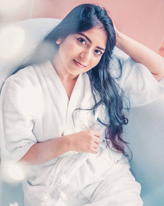 bhumika_t's tweet photo. Weekend 💃Though I have a shoot today which I am pretty nervous about, coz I have to wear a saree and I dunno how to 🙈 YouTube to rescue hopefully
What are your plans?
#bathtub #fairylights #portraitphotography #portrait_vision #india #photographersof… https://t.co/hBTVYfs5zq https://t.co/uHkvBAQ5Gp
