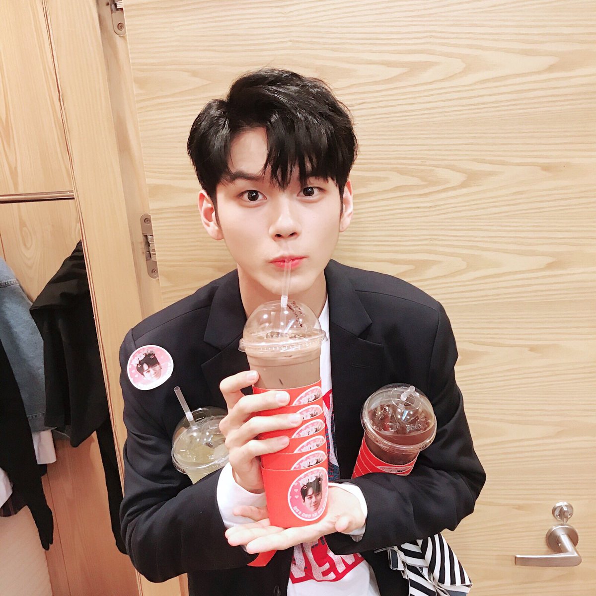 Wanna One tweet media