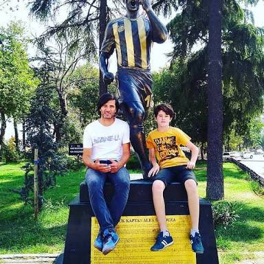 Kocaeli’nin Körfez ilçesinde, oğluna okulun istediği pantolonu alamayan baba #İsmailDevrim (45) kendisini banyoda asarak yaşamına son verdi..
 Sayın CB kriz “SPEKÜLASYONDAN” ibaretti değil mi?!
Siz kendi hatalarınızı başkalarına yükledikçe; bu halk zarar görmeye devam edecek!!!