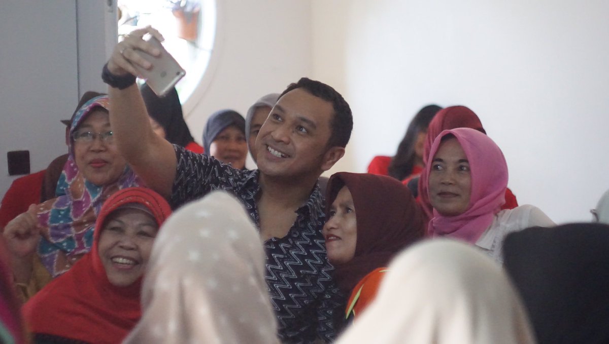 sobatgiring's tweet photo. Selalu senang untuk bertemu dengan masyarakat, berbagi ilmu tentang pentingnya berinternet dengan bijak. Ga cukup sampai situ kesenangan itu ditambah dengan keseruan Ibu Ibu Cimahi Karang Mekar yang bener energik untuk nyanyi bareng lagu Laskar Pelangi. https://t.co/UcjhqPdMlm