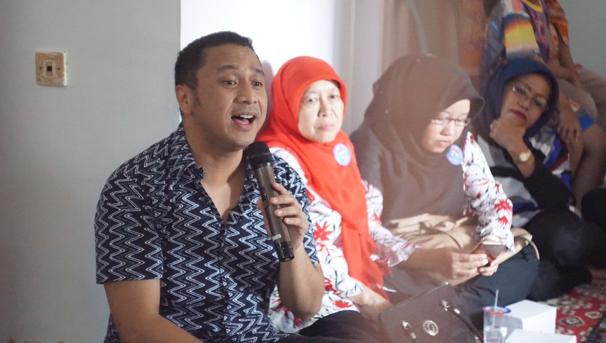 sobatgiring's tweet photo. Selalu senang untuk bertemu dengan masyarakat, berbagi ilmu tentang pentingnya berinternet dengan bijak. Ga cukup sampai situ kesenangan itu ditambah dengan keseruan Ibu Ibu Cimahi Karang Mekar yang bener energik untuk nyanyi bareng lagu Laskar Pelangi. https://t.co/UcjhqPdMlm