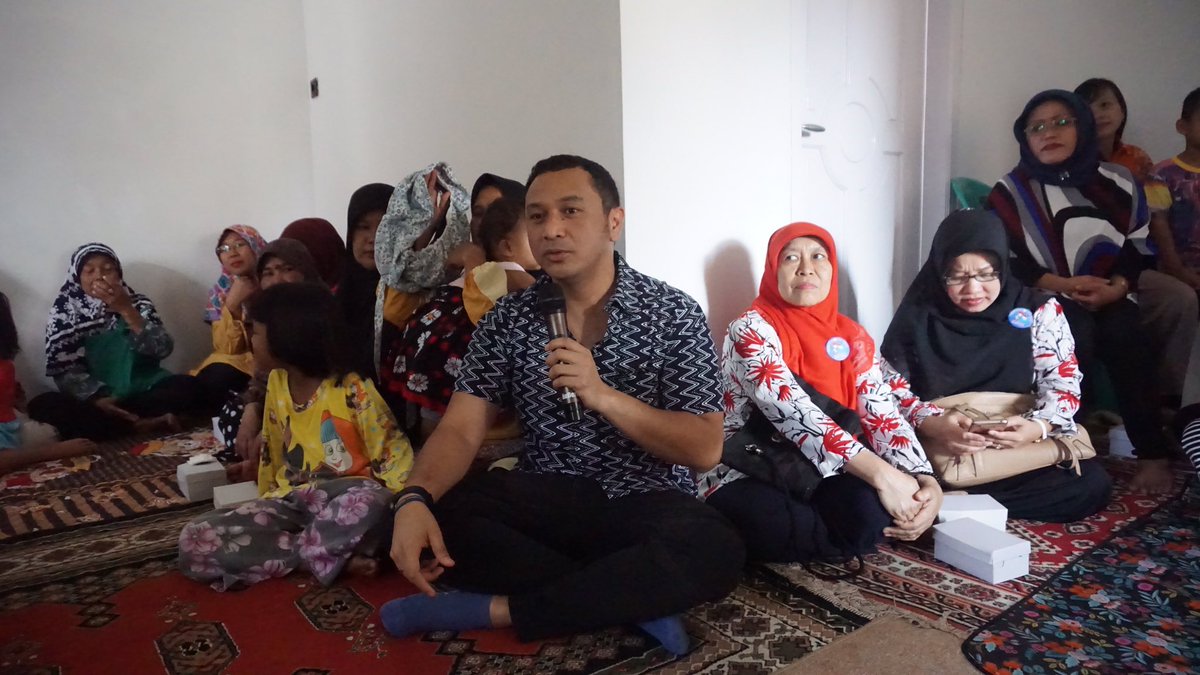 sobatgiring's tweet photo. Selalu senang untuk bertemu dengan masyarakat, berbagi ilmu tentang pentingnya berinternet dengan bijak. Ga cukup sampai situ kesenangan itu ditambah dengan keseruan Ibu Ibu Cimahi Karang Mekar yang bener energik untuk nyanyi bareng lagu Laskar Pelangi. https://t.co/UcjhqPdMlm