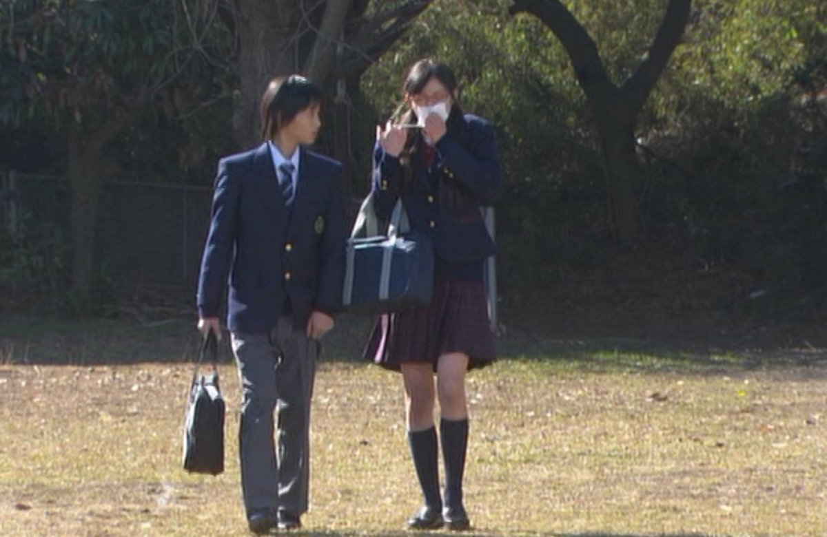 でーち 恋する日曜日 卒業 春の嘘 07 その3 遠目からですが 声がこもって聞こえないと同級生の男子に言われてマスクを外すシーン Bstbs 水沢エレナ ガーゼマスク メガネ女子