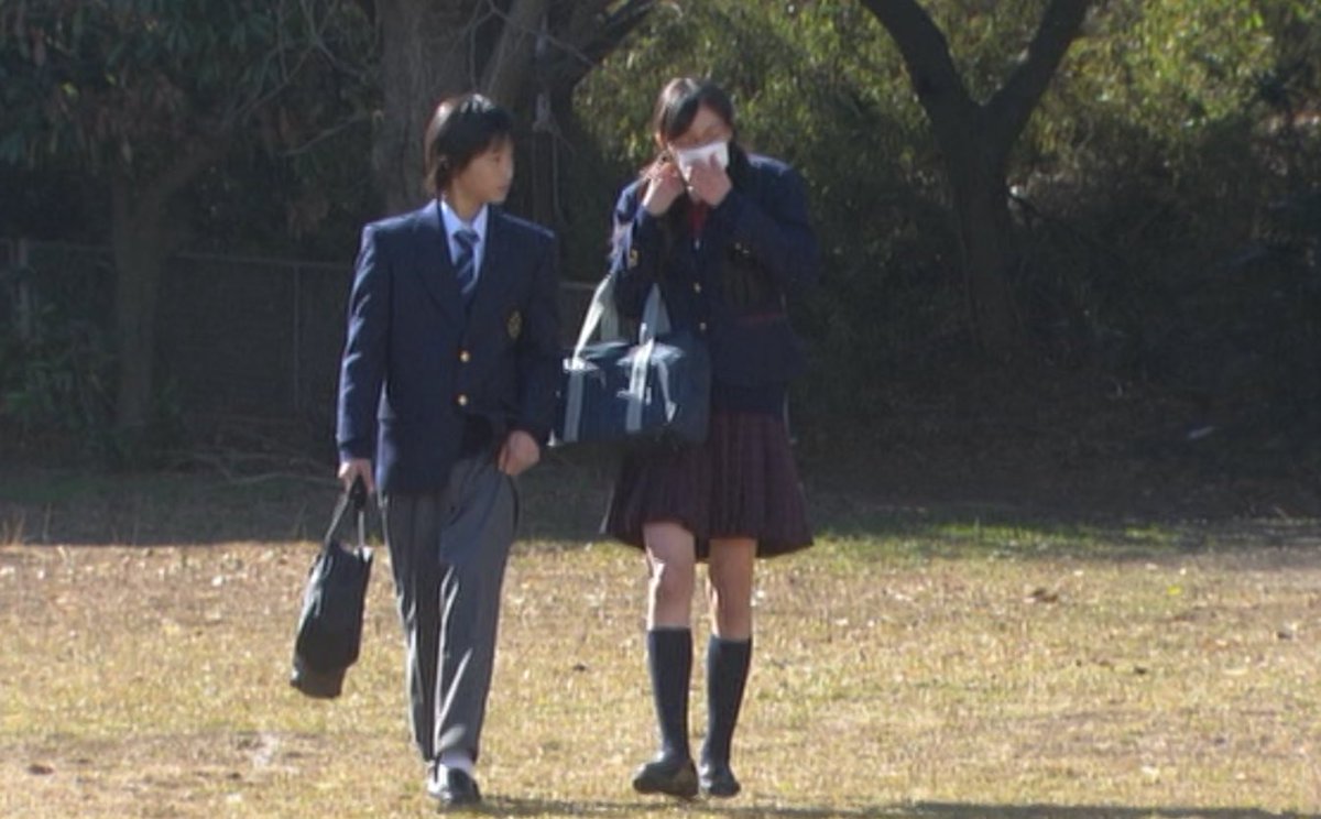 でーち 恋する日曜日 卒業 春の嘘 07 その3 遠目からですが 声がこもって聞こえないと同級生の男子に言われてマスクを外すシーン Bstbs 水沢エレナ ガーゼマスク メガネ女子