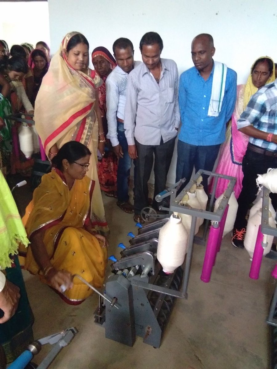 DhakNandini's tweet photo. बालोद जिला (छत्तीसगढ़) के डौंडी ब्लाक में खादी ग्रामोद्योग द्वारा महिलाओ के लिए कताई बुनाई प्रशिक्षण केंद्र का उदघाटन किया गया ,जिससे महिलाएं प्रशिक्षण लेकर आत्मनिर्भर बनकर अपनी आर्थिक स्थिति को मजबूत करेंगी। @Narendramodi_PM @drramansingh @dharam_kaushik #Meripahal https://t.co/4pKsE85dWo