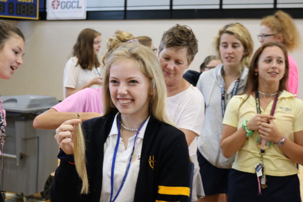 SUABULLDOGS's tweet photo. SUA students donate hair to @PantenePBL to provide free wigs for those undergoing cancer treatment.  #YearOfTheProphet #buildingabetterworld #SUAproud #adifferencemaker To read the full story, visit https://t.co/mBuLYc0byd https://t.co/M6xaO8ZNzu