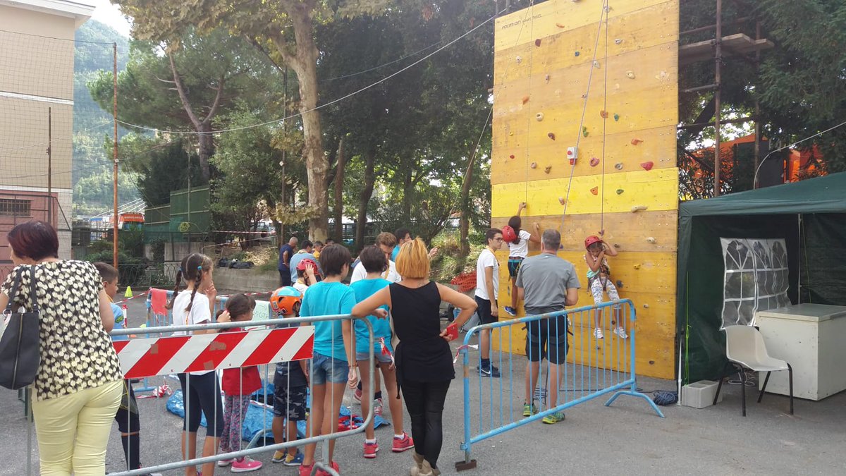 GenovaXX's tweet photo. #XXFactor, giochi #scout in piazza con partecipazione libera e gratuita! Venite a trovarci a #Molassana! #seiscout @agesciliguria https://t.co/jRH0oGQreD