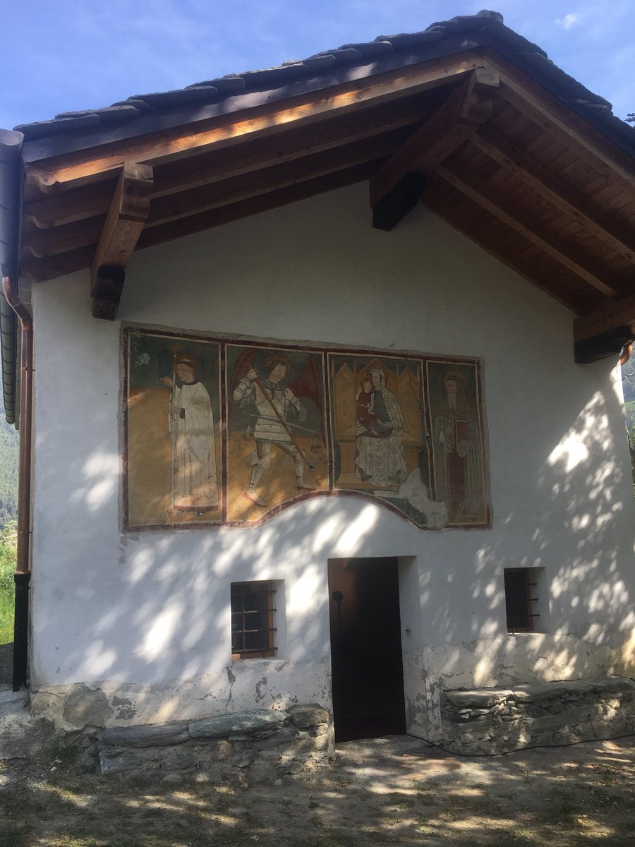 vvallet67's tweet photo. A Challand-Saint-Victor la cappella di Saint-Maxime #plaisirsdeculture #sulletraccedigiacomino pomeriggio di sole e arte https://t.co/kTpPtDuLzC