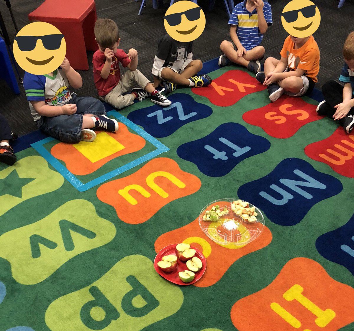 MsMcGinnis_16's tweet photo. Apple lab awesomeness! 🍎 Tasting apples, graphing them, and making applesauce! #PreK #FunFriday @CcisdPreK @rossccisd https://t.co/uEmcGrlbAv