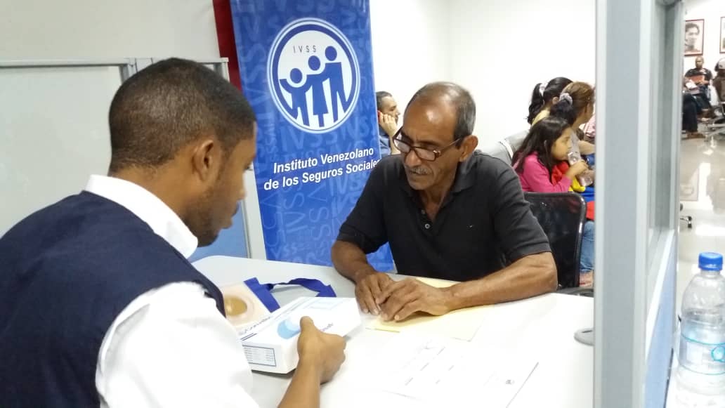 ivssoficial's tweet photo. #Hoy se está llevando a cabo una actividad integral en materia de asistencia social a través del #IVSS con la entrega de Kit de colostomía a pacientes del Instituto, en la sede #Altagracia #Caracas @NicolasMaduro @magallyvina https://t.co/8nJGTp11Nn