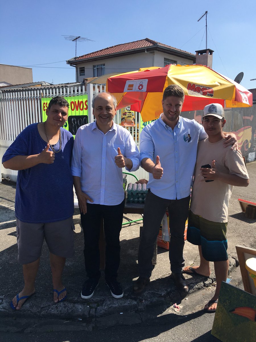 gustavofruet's tweet photo. No Alto Boqueirão, encontramos o MC Gordão e o MC Menor 🎼🎧🎤🤘🤘 youtuber e dupla funk com @RequiaoFilho e na esquina do ovo! rss Agradeço o Sergio, taxista, pela lembranca do pai e a regularização de autorizações! #altoboqueirao #mcgordão #mcmenor #seguiremfrente https://t.co/GHRo5dBYfT