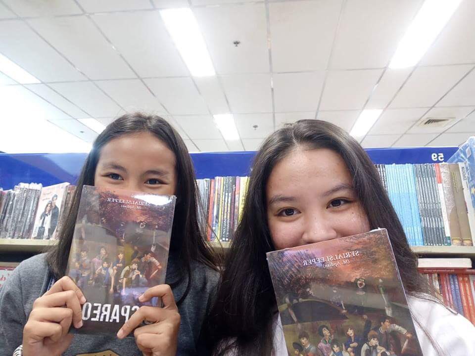 Sazrea1's tweet photo. Saktong-sakto nga naman kami,kadedeliver lang talaga dito sa may nbs samin. Isa talaga ito sa mga paborito at hindi ko malilimutang story mo Nang @serialsleeperwp . With my eomma @tofusteww nga pala.
#lucky
#FinallyWeGotIt https://t.co/d4C4lgPF1Q