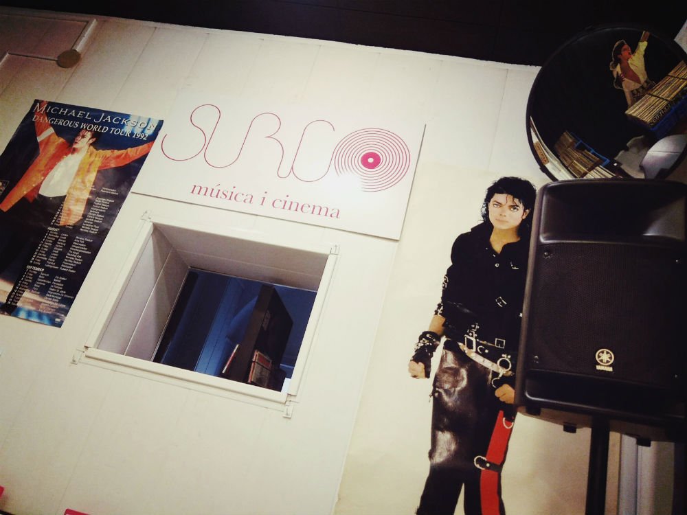 ¡Listos para recibiros a las 12:30h en nuestra primera cita del homenaje #MJ60! Hoy, charla "Los productores de Michael Jackson", con Toni Sánchez de #MJJFansBarcelona, y los directos de #PurePuré y <a href="/thecrabapples/">The Crab Apples</a>. ¡Y <a href="/Birra08/">Birra 08</a> que es lo mejorcito para vuestra resaca de la Mercè!