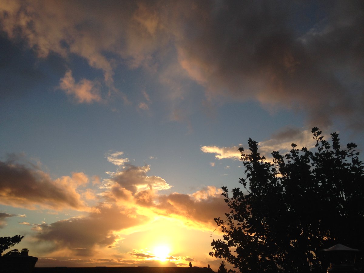 HARTResearch's tweet photo. @CatherineEsse @sjholt50 @LincsSkies @ProfessorFlying @LisaMSutch @VenetiaJane @AndreaCConnolly @Rubyslippers82 @BBCWthrWatchers Burnished gold #bronagh - lovely shots, C @CatherineEsse 🌄✨🌤️- just kn/🐑 you would be on #skyway mission! #HappyWeekend to you &amp; all 🎇☯️✨ https://t.co/DNRt4HPDGC