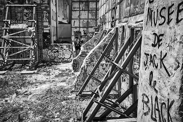 Nobody knows who he is but this is Jack The Black and his Museum. It's free and is held on this derelict area holding up other buildings. Motivated by people and in support of our heritage as humans, every wall space has some graphic art drawn or painted… ift.tt/2O3TDwO