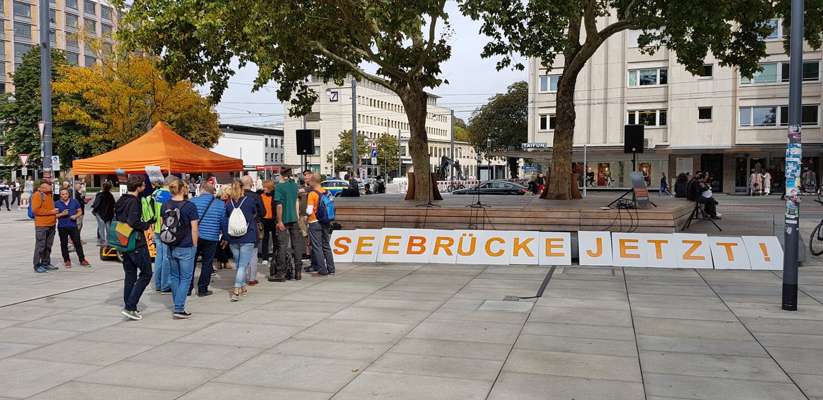 SeebrueckeFr's tweet photo. Die letzten Vorbereitungen laufen. Technik steht und letzte Briefings finden statt für die #Demo #SeebrueckeJetzt! in #Freiburg https://t.co/SLQy4zqoqE