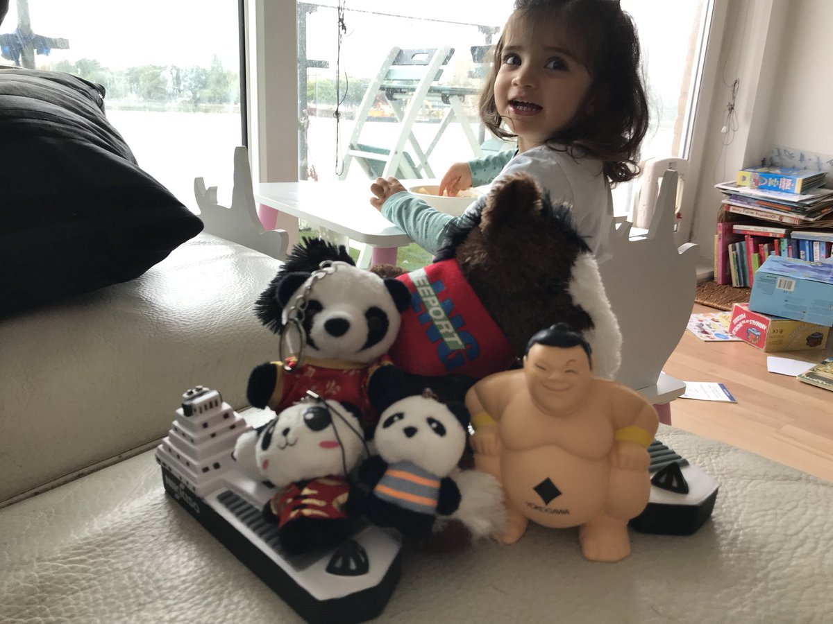 TomTheProducer1's tweet photo. The trip to #Gastech2018 #Barcelona now means itβs serious playtime for my daughter π§πΌββοΈ
Thanks @TellurianLNG (colouring pencils βοΈ)@Yokogawa (#Sumo wrestler) #PJoe Offshore China (pandas πΌ) @cryogenicind (#LNG tankers for bath time π’) #FreeportLNG (#Texas horse π΄) https://t.co/VbJYvOqoFM
