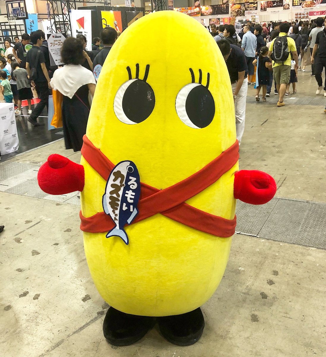 mondomascots's tweet image. Today I saw Ororon 8, a giant robot assembled from eight local mascots from Rumoi City, Japan. I also saw Kazumo-chan, a sentient piece of herring roe who acts as Ororon 8’s right hip.