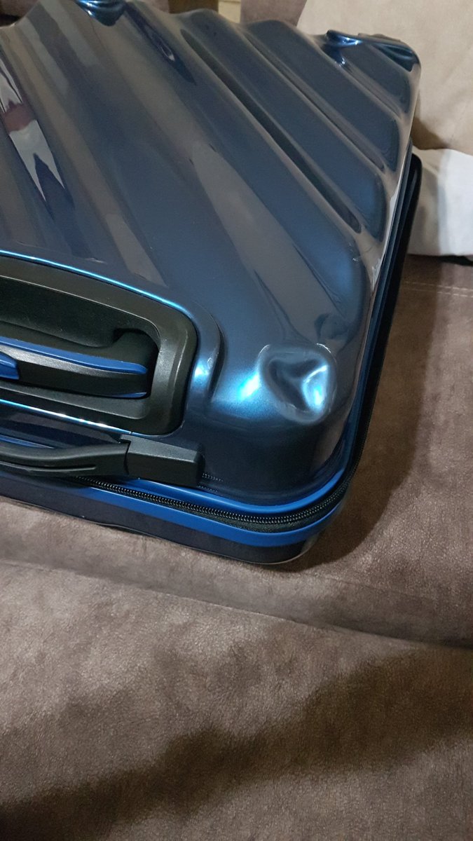 pepe080808's tweet photo. 50 minutos de espera para recoger tu maleta y te encuentras con esto...
Primer viaje con una maleta nueva, que vale una pasta y me la entregan así y eso que tenía una funda y todo. SIN PALABRAS. @Ryanair @Ryanair_ES https://t.co/2QsndttJ8K