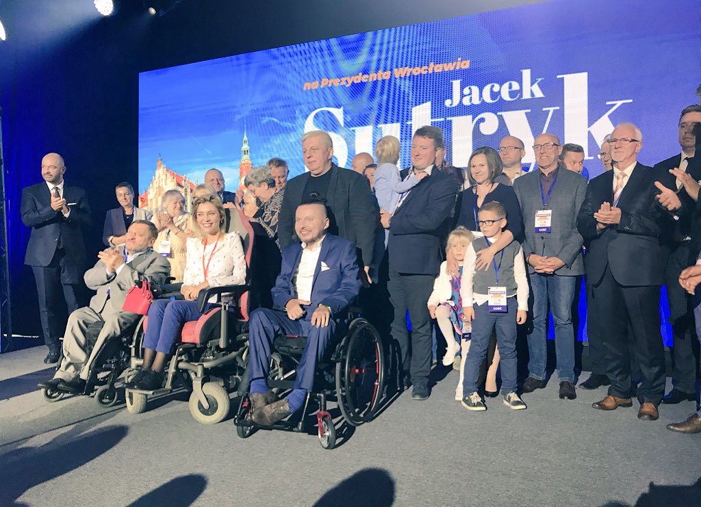 SutrykJacek's tweet photo. Polityka społeczna to najważniejszy punkt programu! To nie jest zwykłe rozwiązywanie problemów, ale budowanie szans. Nie pomoc charytatywna, ale inwestycja. I nie wstydliwa konieczność, ale element racji stanu. Racji stanu Wrocławia💪To nasza #wspólnasprawa. #KoalicjaObywatelska https://t.co/z3HpW7zuj6