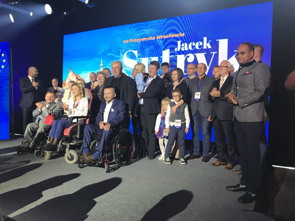 SutrykJacek's tweet photo. Polityka społeczna to najważniejszy punkt programu! To nie jest zwykłe rozwiązywanie problemów, ale budowanie szans. Nie pomoc charytatywna, ale inwestycja. I nie wstydliwa konieczność, ale element racji stanu. Racji stanu Wrocławia💪To nasza #wspólnasprawa. #KoalicjaObywatelska https://t.co/z3HpW7zuj6