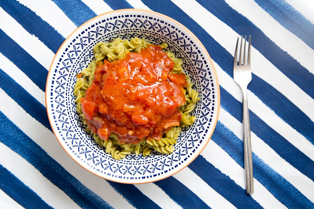 VickiPBroadbent's tweet photo. Have you tried pea pasta? I honestly can't taste the difference from standard pasta. Check out this pea pasta dish with homemade Napolitana sauce on the blog: https://t.co/QmF5dAhdFH #vegan https://t.co/iXbOaGq4fn
