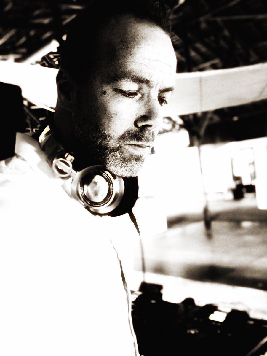 Kibe79's tweet photo. Tänään soitellaan levyjä Dj Janin kanssa HitMix:n loppuunmyydyllä Bileristeilyllä M/S Emmalla @sunlineshelsinki 🎧 #hitmix #hitmixsuomi #hitmixsainio #hitmixbileristeily #msemma #sunlines #dj #djkite #djkitenlevylaukku #thisdj #djlife #djatwork #lastnightadjsavedmylife https://t.co/YoANZ8b6cV