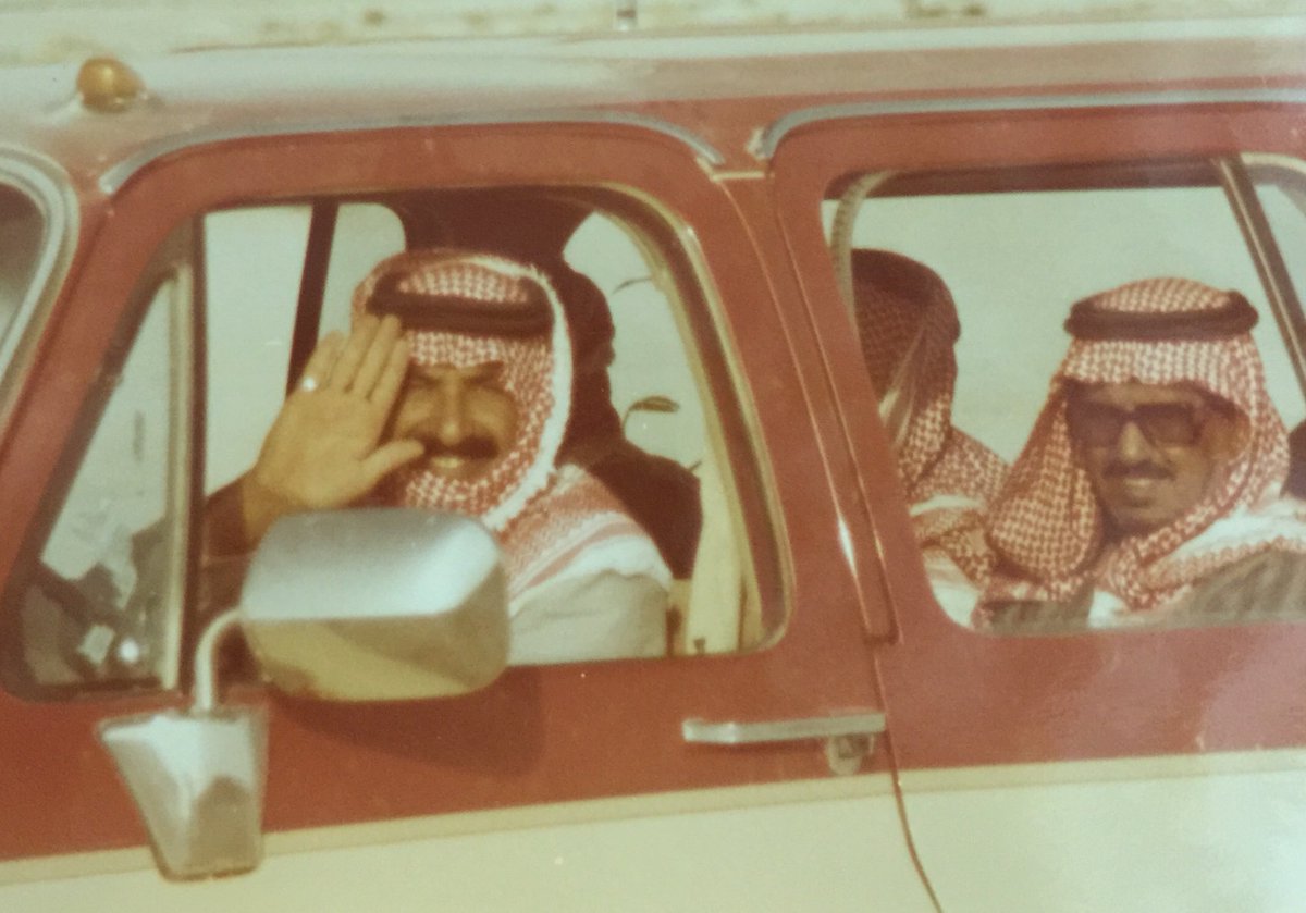 في إحدى رحلاتي على الخطوط السعودية التقيت بالكابتن المطيري وتحدثنا فقال انت تعرف والدي قلت من هو قال متعب بن عاصم فقلت عز المعرفة رافقنا الأمير سلطان رحمه الله في مقانيصه اكثر من عشر مرات٠٠ رحم الله أبا عاصم ٠٠صورة والدك التي تظهر مودتنا المتبادلة  هدية لك ياكابتن