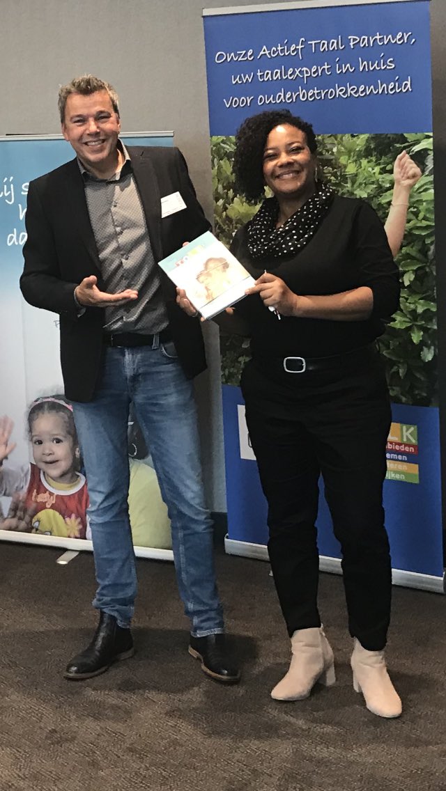 ActiefOuder's tweet photo. Emily Kocks van Centrum Jeugd en Gezin op Bonaire, kreeg bij #IKCdag2018 als eerste officieel de methode "TOLK voor Taalontwikkeling" uitgereikt. Hiermee is het initiatief van @stichtinglezen en @kinderpost @ActiefOuder officieel gestart! Ons doel: 1000 ouderbijeenkomsten! https://t.co/qugl2PXA26