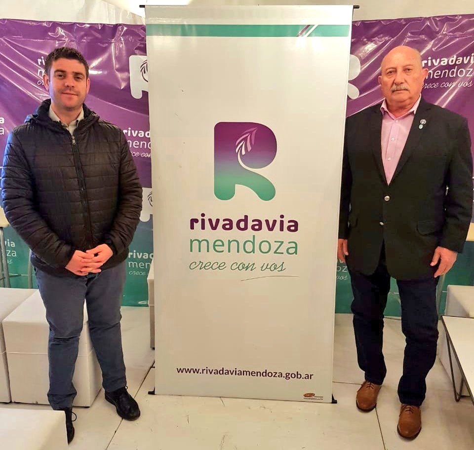 Rivadavia_Mza's tweet photo. En #ExpoConexa realizada en @ArenaMaipu la Municipalidad de Rivadavia presentó los nuevos proyectos Ciudad Vial Móvil y Eco Veredas, además de la Feria Agro Industrial 2018 (16,17 y 18/11) y la nueva identidad visual institucional e imagotipo. #RivadaviaCreceConVos https://t.co/J5M8bBeEJ3