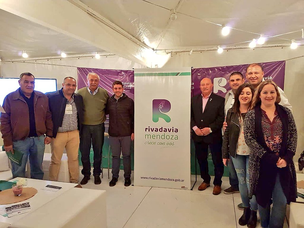 Rivadavia_Mza's tweet photo. En #ExpoConexa realizada en @ArenaMaipu la Municipalidad de Rivadavia presentó los nuevos proyectos Ciudad Vial Móvil y Eco Veredas, además de la Feria Agro Industrial 2018 (16,17 y 18/11) y la nueva identidad visual institucional e imagotipo. #RivadaviaCreceConVos https://t.co/J5M8bBeEJ3