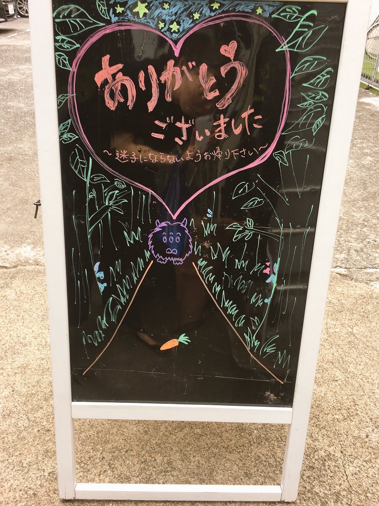 ocha_gob's tweet photo. こっそり教えます。
実はコレ、、王子こと、嶋木美羽さんが描いたんです!!!
有香に、たぬき、カエル、アリスに歌鳥、カカシ、黒い人、笑顔の人に、郵便屋、博士に助手、モチロンうさギーズみーんな描かれていました(*≧∀≦*)
多才ですな〜♪
#AmazingLost
#お茶の間ゴブリン https://t.co/3UmwribdOa