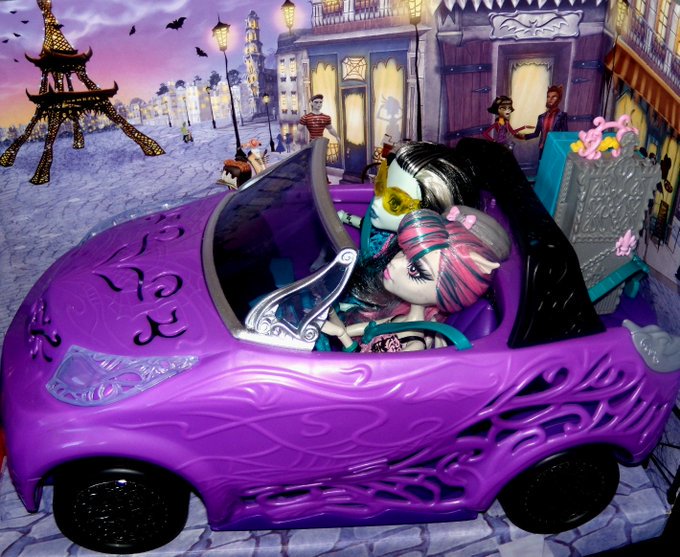 MHEuroCollector's tweet photo. Weekend vibes ๐๐๐ #MonsterHigh #Dolls #MonsterHighInEurope #Scaris #Cruising https://t.co/qn3c5nEgZh