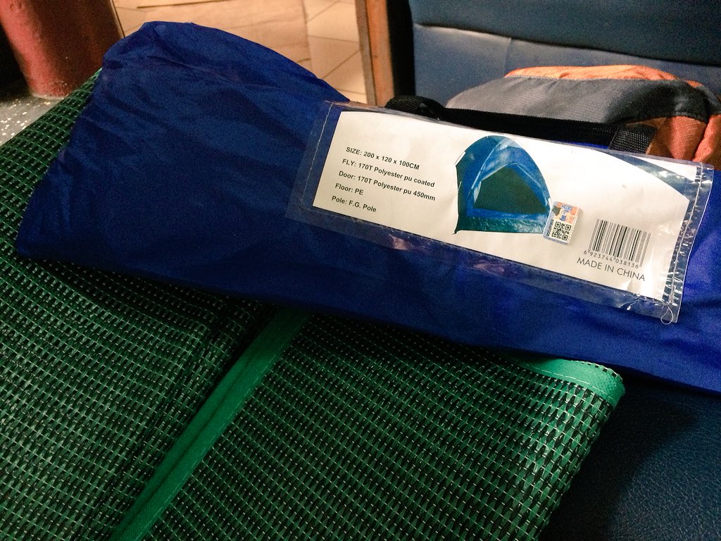 2500円でテント購入。
カッコいいゴザも手に入れ、何泊もつかな⁈